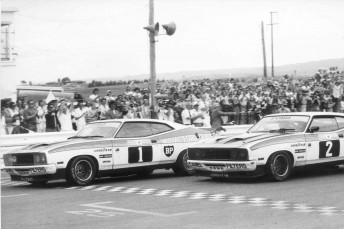 thumb Allan Moffat heads home Colin Bond at Bathurst in 1977