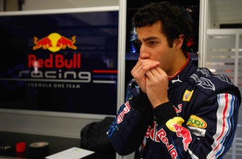 dan Daniel Ricciardo warms his hands before testing