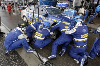 thum The Ford Performance Racing crew scramble to fix Mark Winterbottom Falcon