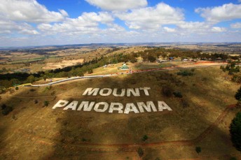 thumb The famous Mount Panorama circuit at Bathurst, NSW
