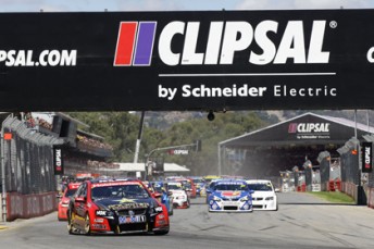 thumb Garth Tander leads the field at the start of this year's Clipsal 500