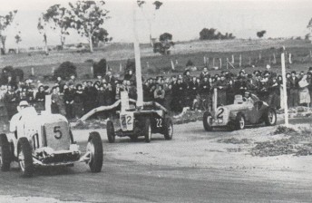 thum Lex Davison rounds Murrays Corner in the 1947 Australian Grand Prix