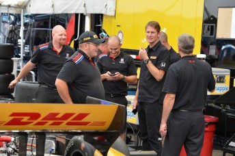 Ryan Hunter-Reay talking to his Andretti crew at Milwaukee