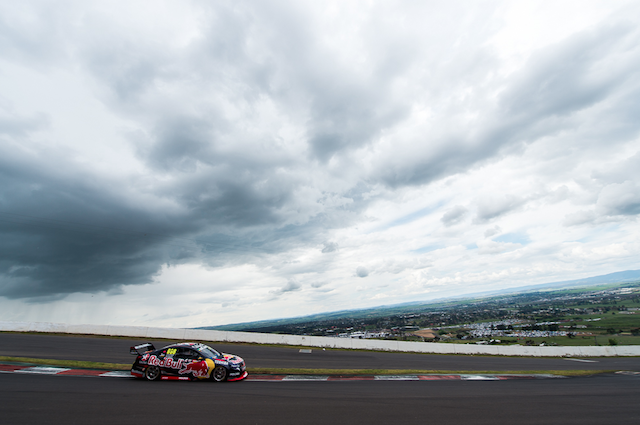 Craig Lowndes flashes through Skyline and ultimately on the way to a sixth Bathurst title